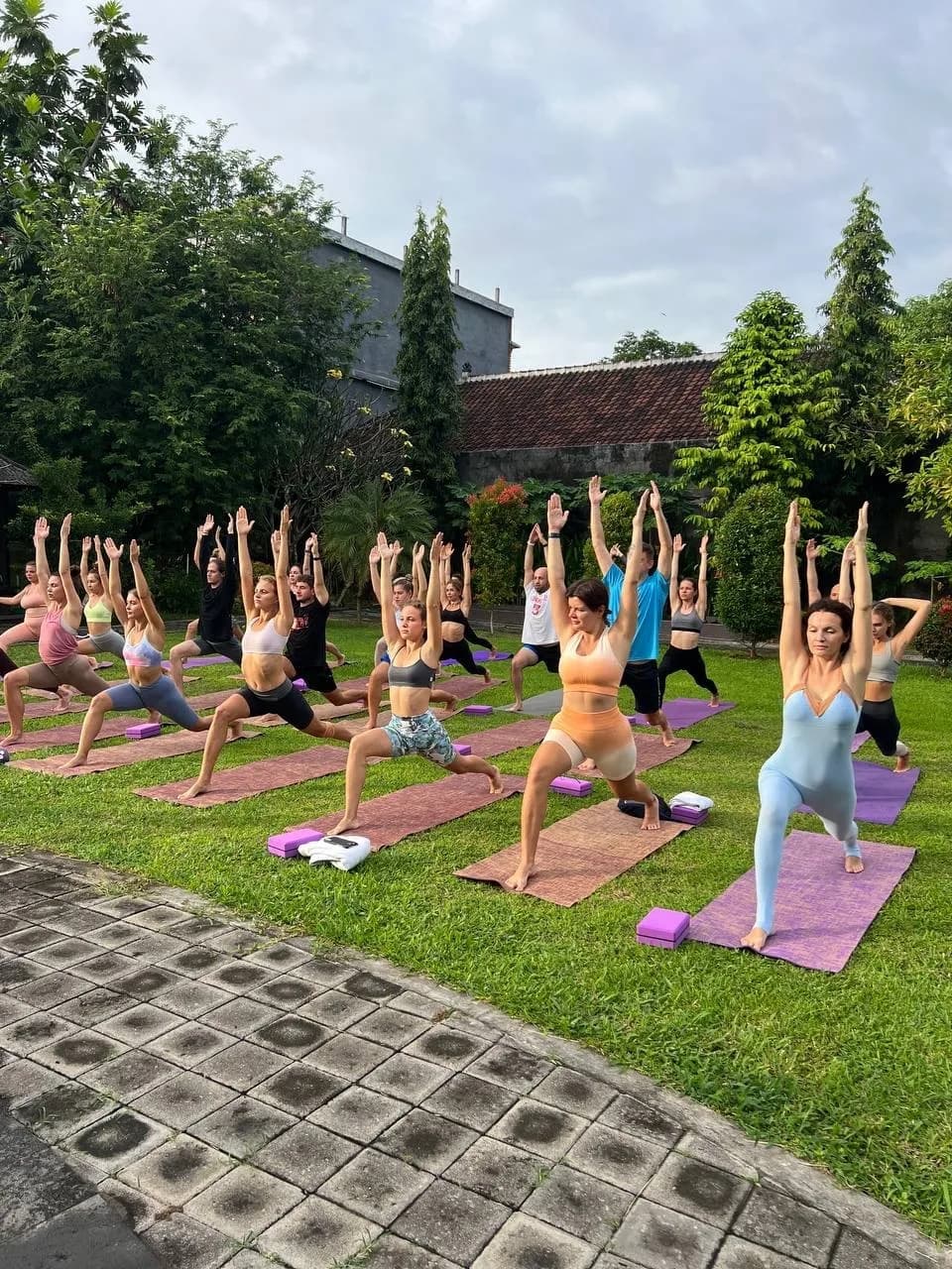 🧘‍♀️ День йоги: Практика на траве, баланс и утренний уют